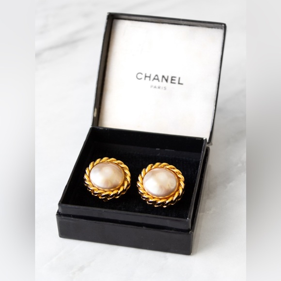 CHANEL Jewelry - Chanel Vintage 1980s White Pearl 18K Gold-Plated Chain Clip On Earrings